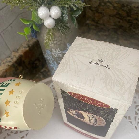 🎄 HALLMARK KEEPSAKE COLLECTIBLE  ORNAMENT. RETIRED. DATED 1994. “CAT NAPS” 🐱 - Picture 8 of 9